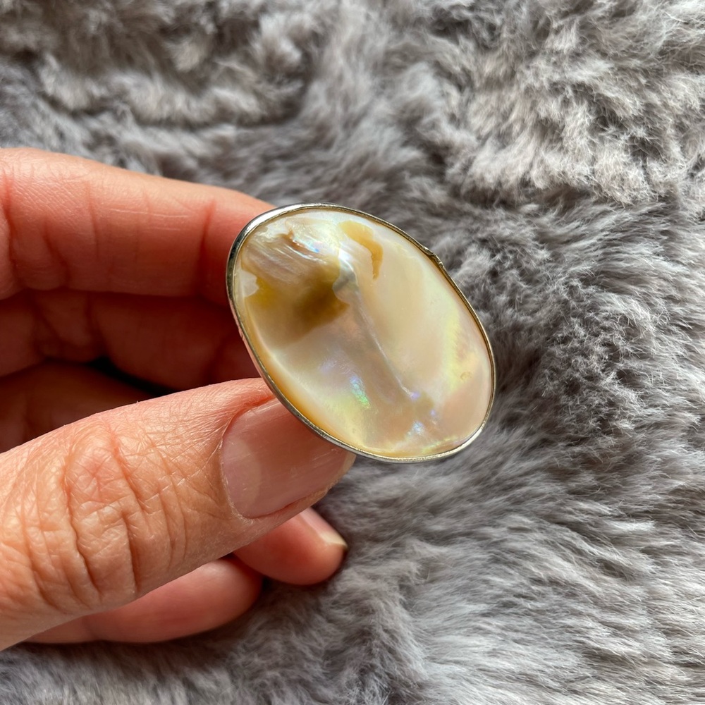 Seashell-like Fashion Ring with adjustable sizing